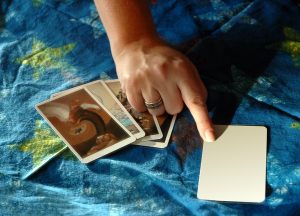 Photo of ¿Qué son las cartas de tarot y cómo funcionan?